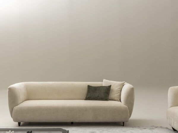 COCO-sofa-set-trosed-u-svetlom-tapacirungu-sa-dekorativnim-jastucima