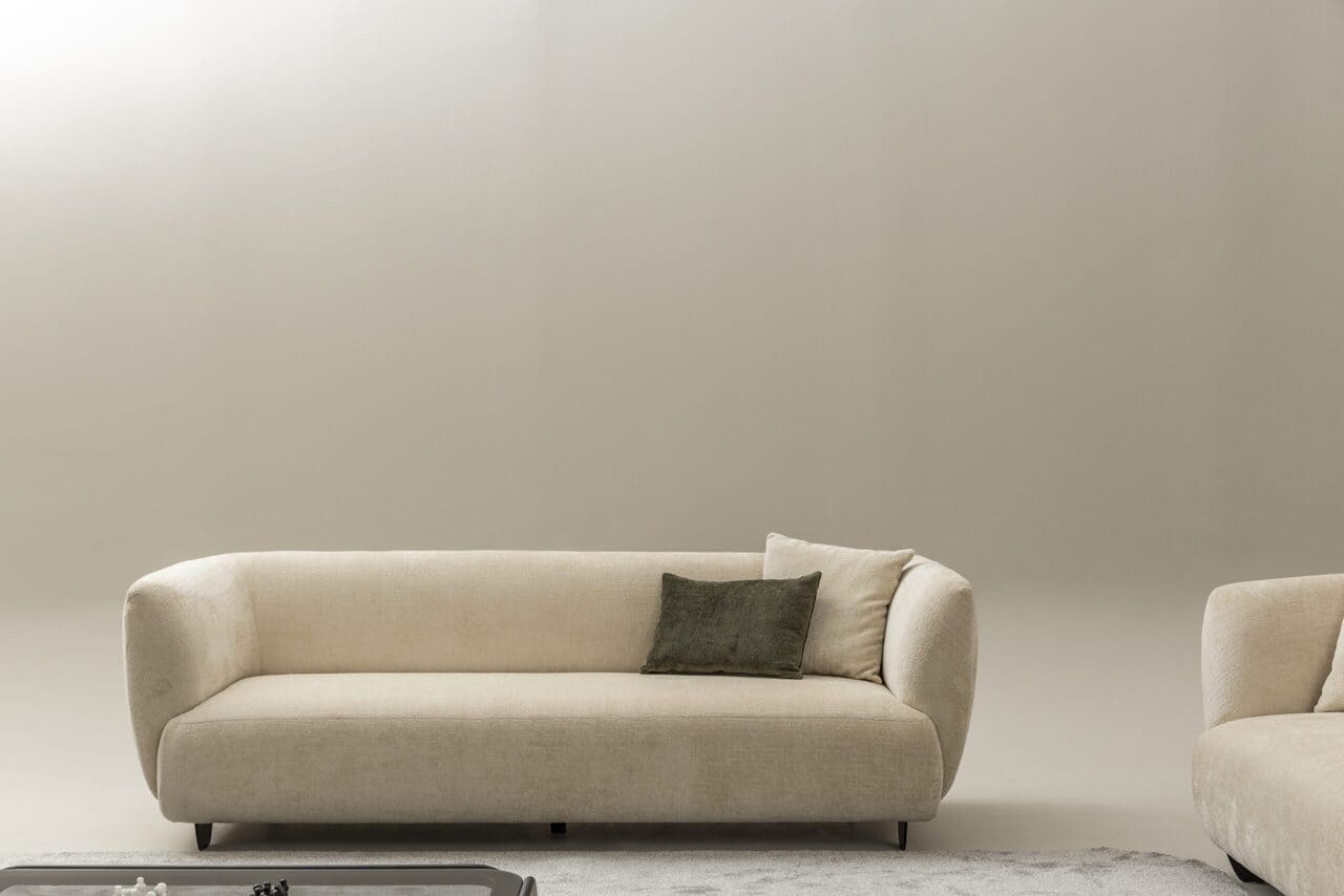 COCO-sofa-set-trosed-u-svetlom-tapacirungu-sa-dekorativnim-jastucima